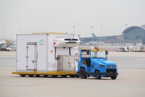 A blue truck with a white container

AI-generated content may be incorrect.